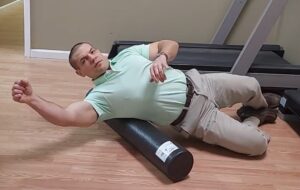 picture of how to stretch lat dorsi muscle by laying on your side on a foam roller