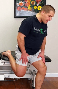 partial lunge quad stretch for knee pain