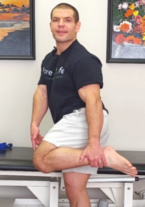 standing quad stretch for knee pain